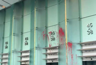 男子求见李嘉诚被拒,大闹长江集团中心:泼红漆...