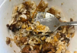 大温餐饮卫生大翻车 奶茶有飞虫、饭团藏螺丝...