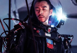 吴京生无可恋：穿尿不湿拍《流浪地球》，吃饭喝水靠人喂