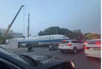 武汉街道上惊现大飞机