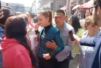 墨西哥女总统当街遭偷亲+袭胸 随扈在旁滑手机