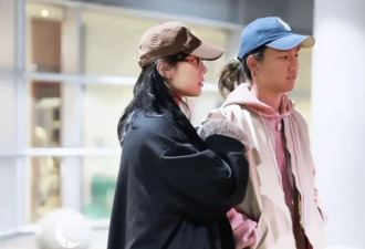 白百何携大儿子现身，穿长风衣飒美高级，17岁元宝戴耳钉扎小辫