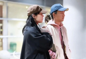 白百何携大儿子现身，穿长风衣飒美高级，17岁元宝戴耳钉扎小辫