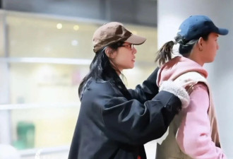 白百何携大儿子现身，穿长风衣飒美高级，17岁元宝戴耳钉扎小辫