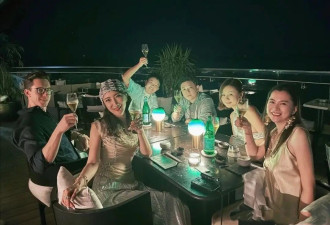 陈赫前妻在沙特庆生，39岁许婧穿露背装好辣，外籍老公185有胸肌