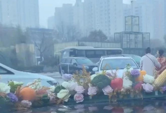 新人婚车遭拦截被索要50条烟，新娘弃车离开