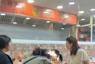 46岁高圆圆活动生图：脸上褶子多含胸驼背 她身边整容脸网红惊艳