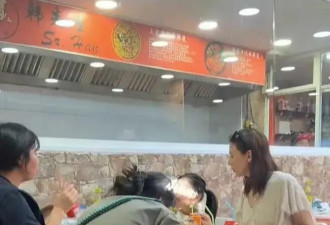 46岁高圆圆活动生图：脸上褶子多含胸驼背，她身边整容脸网红惊艳