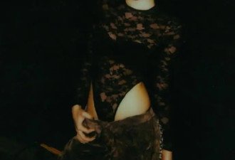 Jennie这次美我“一大跳”！黑色蕾丝连体服搭低腰裤，露腰穿搭时髦高级
