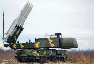 美军B-52轰炸机逼近海岸 大量地对空导弹冒出头