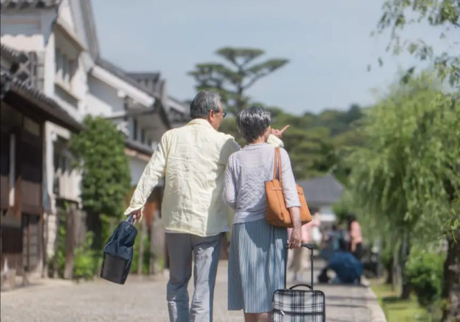 为什么说去外地旅游尽量别联系以前的老同学老朋友?都是过来人的经验_老伴儿_出发_人情