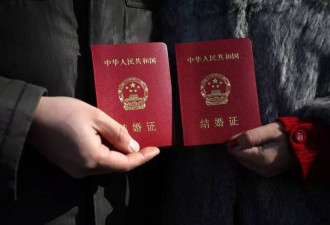 夜店领证、结婚送鸡蛋.....中国疯"催婚"花招百出