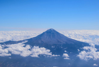视频：UFO直冲墨西哥火山口