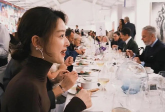 章泽天英国出席晚宴 打扮引全网争议 肋骨外翻引热议？