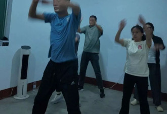 深夜直播间，跳舞自救的妈妈们