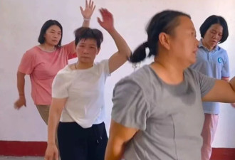 深夜直播间，跳舞自救的妈妈们