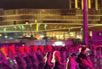突发！泫雅在澳门音乐节演出时晕倒，缓慢瘫软倒地被工作人员抱下台