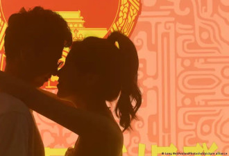 夜店、寺庙也能领证？中国结婚率低得可怕