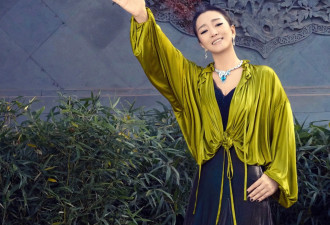巩俐“骨相美”让她60岁像30岁，2套最新穿搭又美又霸气，松弛感拉满