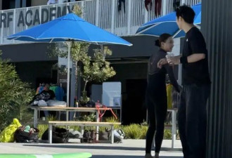 何超莲窦骁婚变风波后首同框 两人笑容满面心情超好
