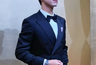 北京这一夜,被"全裹"出镜的郭晶晶惊艳,不穿暴露礼服却艳压群芳