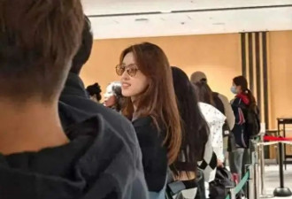 章泽天现身日本机场，休闲打扮，刘强东幽默...