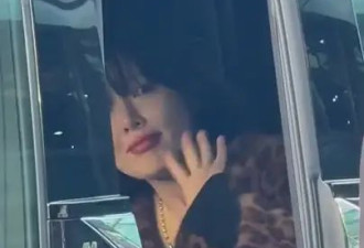 泫雅演唱会晕倒后首现身机场 向粉丝挥手状态良好