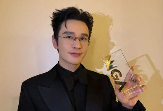 黄晓明带儿子参加生日宴！小海绵被奶奶搂在怀中，8岁大长腿随妈