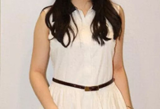 香港知名女歌手与李克勤儿子，手牵手亲密互动