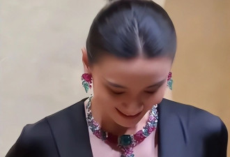 北京这晚，郭晶晶用凸起的“小肚子” 给内娱审美上了生动一课