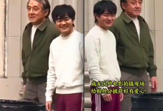 成龙近照断崖式衰老，眼神疲惫，行动迟缓，两年间头发全白了！