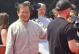 成龙近照断崖式衰老，眼神疲惫，行动迟缓，两年间头发全白了！