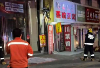 男子凌晨吊挂万伏高压电杆支架，目击者称疑似醉酒
