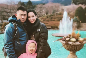 51岁郭羡妮近照曝光，脸颊离奇肿胀变正方形，屡传婚变引发热议