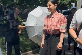 50岁梅婷南京被偶遇，路人视角难以言喻
