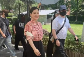 50岁梅婷南京被偶遇，路人视角难以言喻