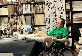 张铁林近况曝光，现身某书法工作室，用脚点评书法，引网友不满