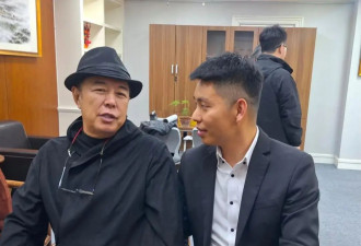 张铁林近况曝光，现身某书法工作室，用脚点评书法，引网友不满