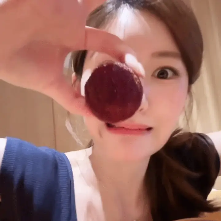 赵露思吃杨梅被骂戏精！网友：有必要演那么夸张吗？