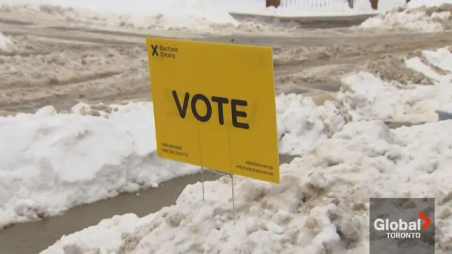 Icy stairs and snow bank signs: campaigning in Ontario's winter election | Globalnews.ca