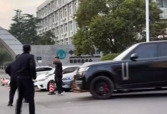 郑州街头有人持刀与民警对峙，男子驾驶路虎将其撞翻