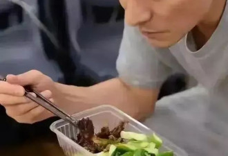 62岁刘德华晒一日三餐,网友:太狠了,难怪看起来像40岁