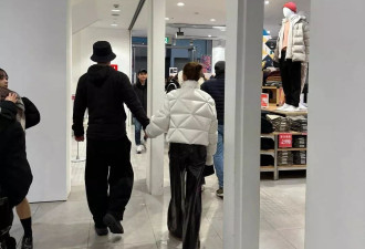 窦骁、何超莲跑澳洲约会，餐厅接吻放得开