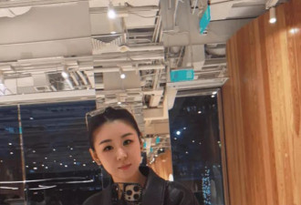 李小萌逛街喝咖啡，40岁皮肤很水灵