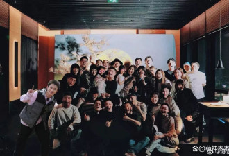 陈赫40岁生日合影惹争议，与另一异性更像一家人