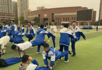 深蹲+高抬腿+平板支撑+仰卧起坐 学生:太坑了