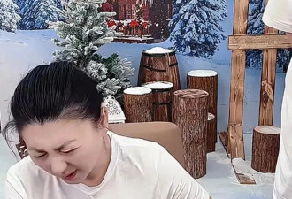 闫学晶带病直播，恶心想吐无法站立，面容憔悴，只能由儿子代劳