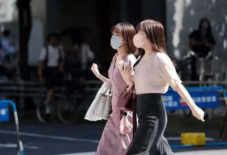 被日本女人的街拍惊艳：衣不紧身，裙不上膝