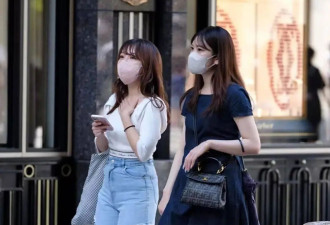 被日本女人的街拍惊艳：衣不紧身，裙不上膝