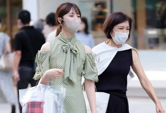 被日本女人的街拍惊艳：衣不紧身，裙不上膝